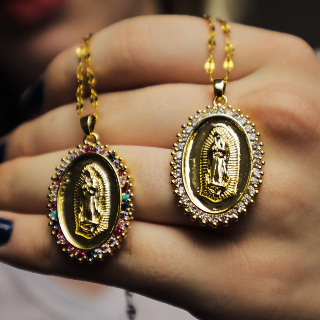 (Acquista 1, ricevi 2) Collana Madonna di Guadalupe avvolta da zirconi