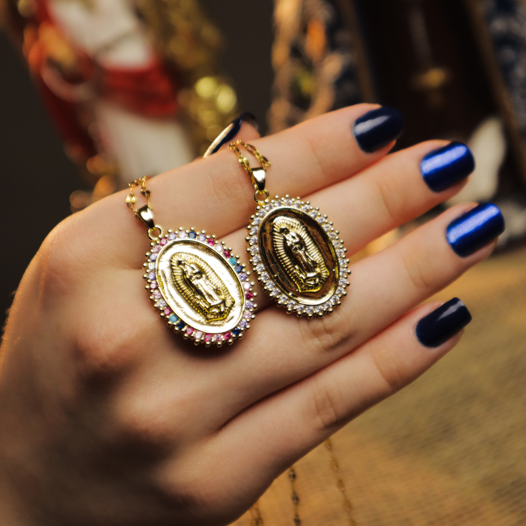 (Acquista 1, ricevi 2) Collana Madonna di Guadalupe avvolta da zirconi