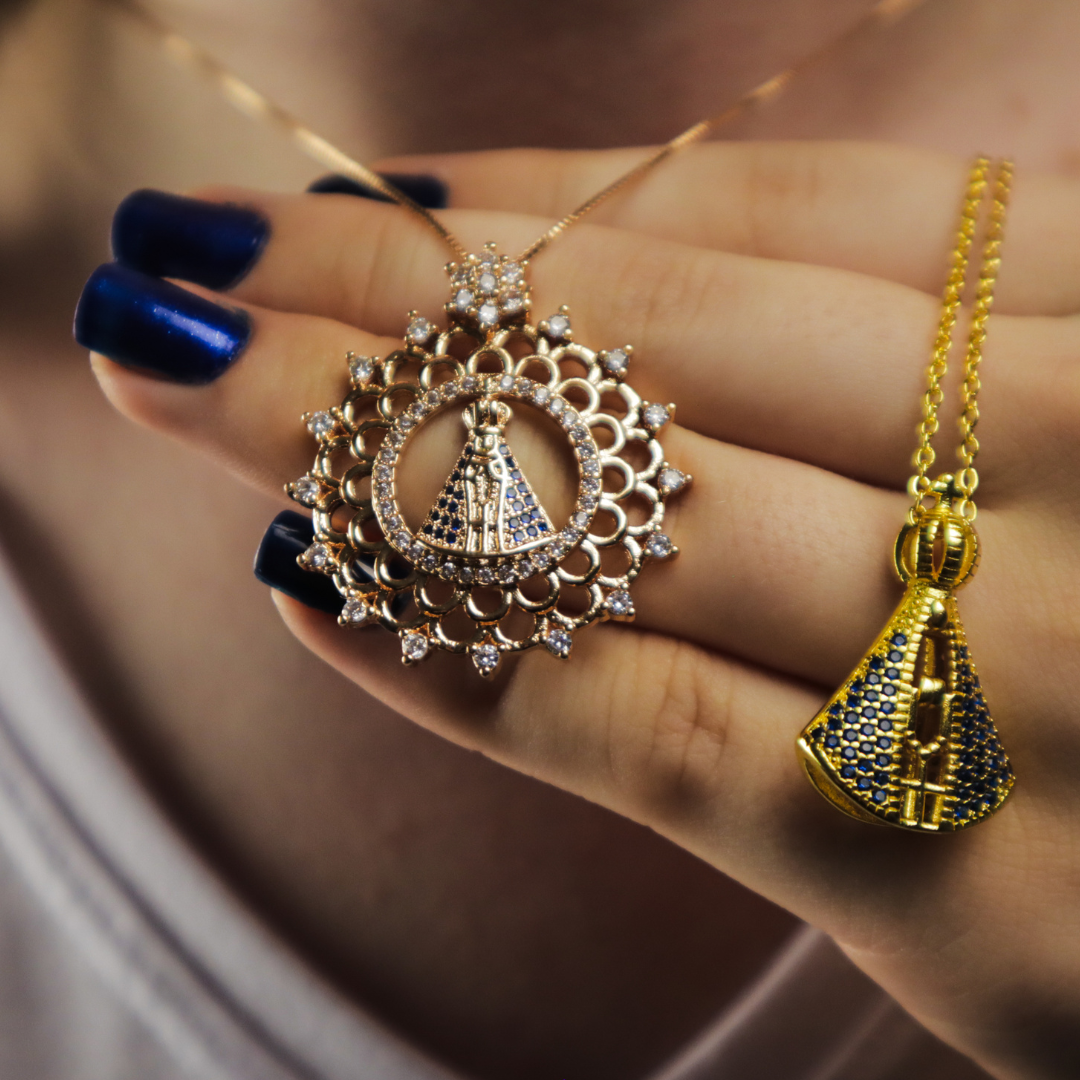 Collana Madonna di Aparecida Avvolta da Maglie Brillanti