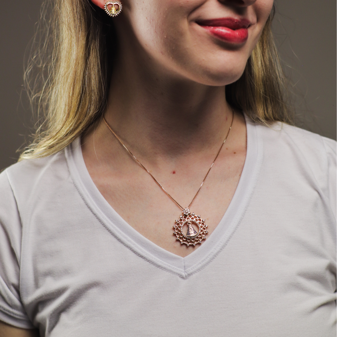 Collana Madonna di Aparecida Avvolta da Maglie Brillanti