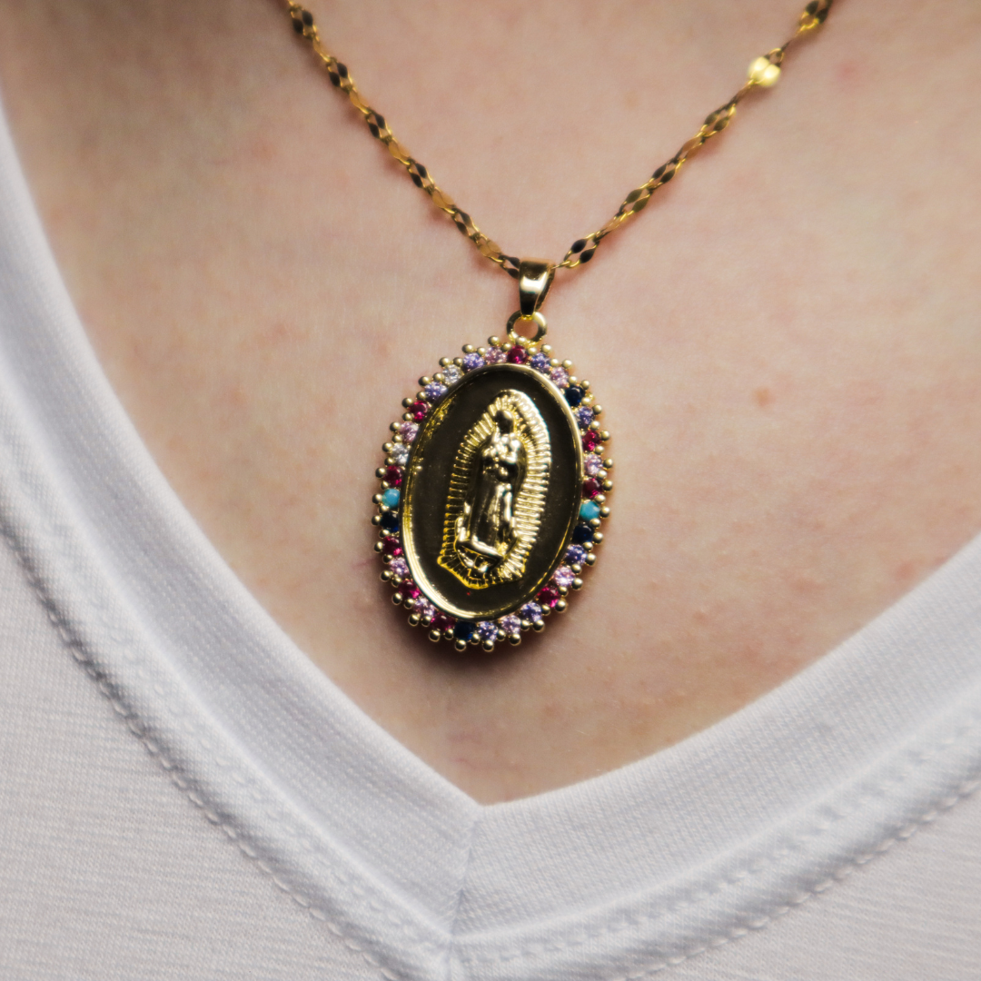 (Acquista 1, ricevi 2) Collana Madonna di Guadalupe avvolta da zirconi