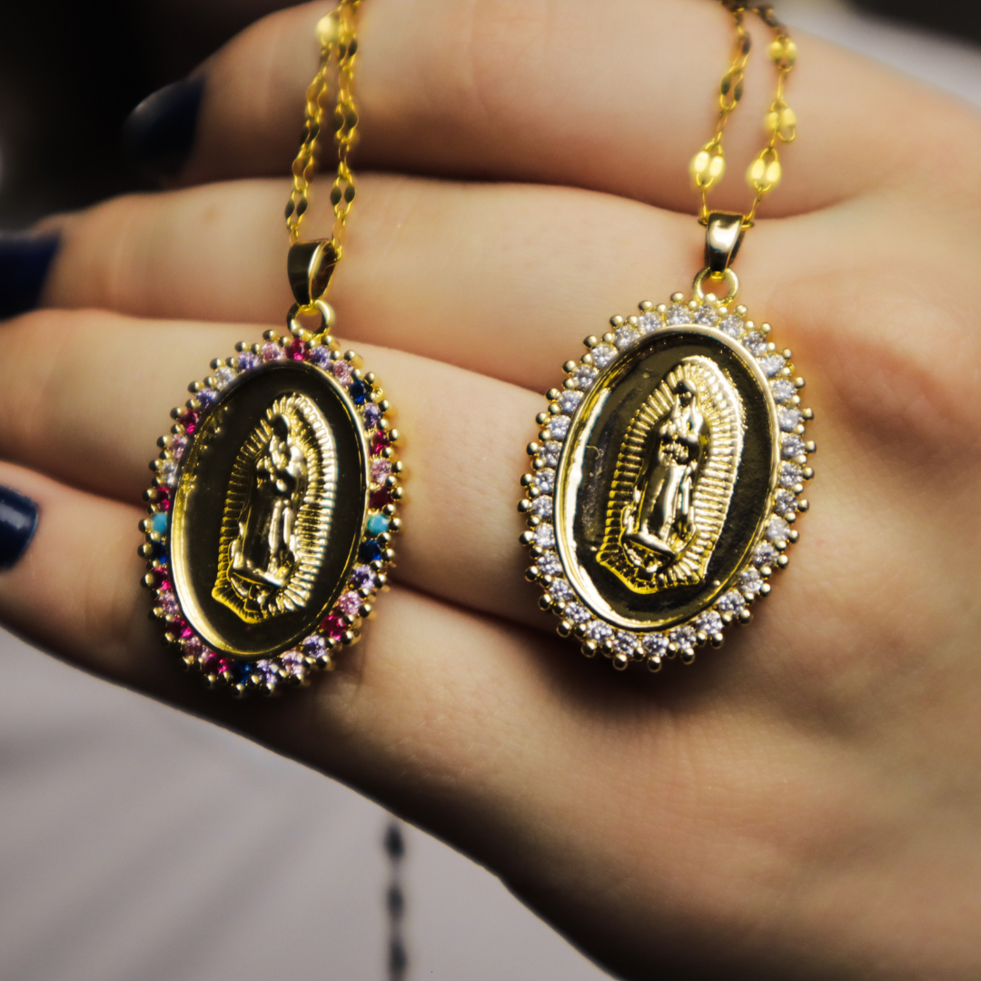 (Acquista 1, ricevi 2) Collana Madonna di Guadalupe avvolta da zirconi