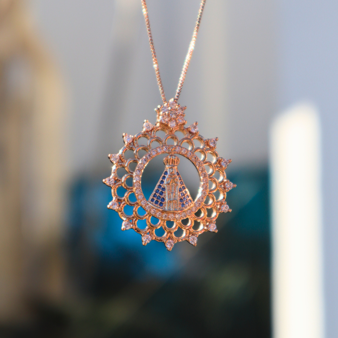 Collana Madonna di Aparecida Avvolta da Maglie Brillanti