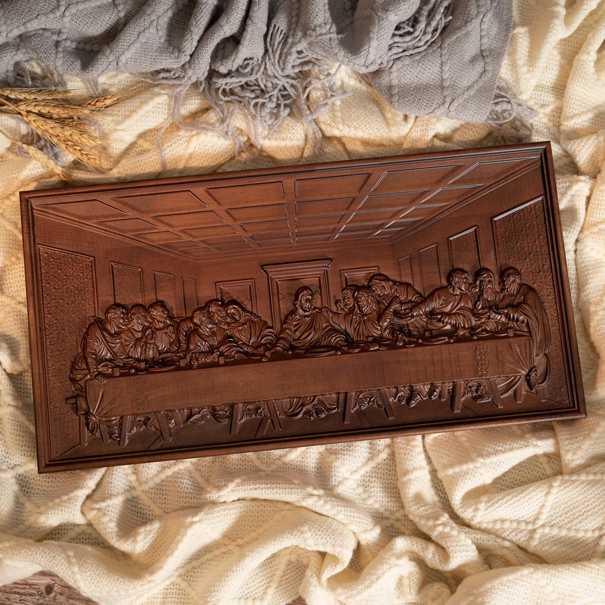 Questa scultura in legno dell'Ultima Cena è più di un semplice pezzo decorativo: è una manifestazione della fede cristiana nella sua forma più nobile ed eterna.