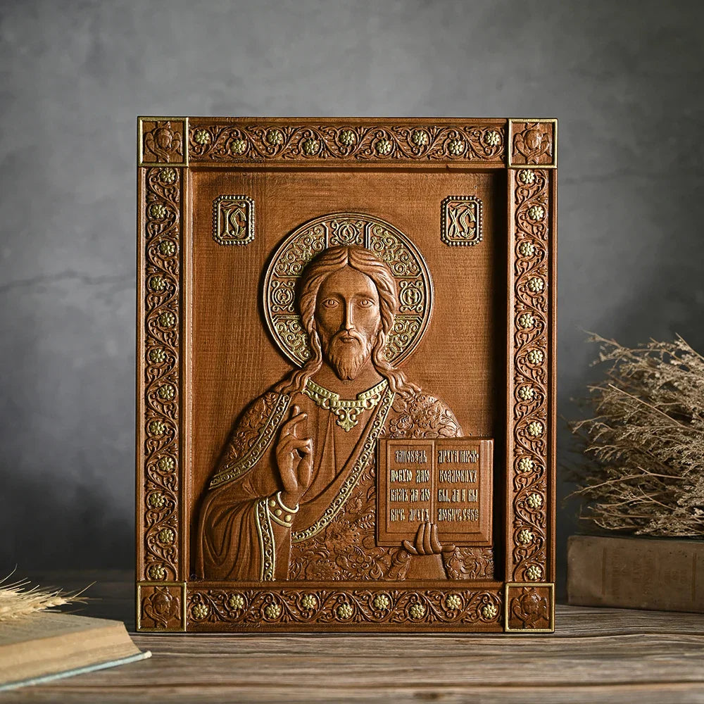 La Scultura di Gesù Cristo Pantocratore in legno è una potente rappresentazione della sovranità divina. Questo titolo, che significa "Onnipotente", raffigura Cristo nella sua maestà celeste, mentre tiene le Sacre Scritture e benedice il mondo.