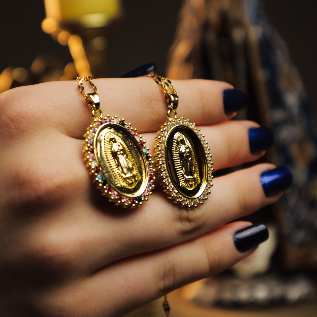 (Acquista 1, ricevi 2) Collana Madonna di Guadalupe avvolta da zirconi