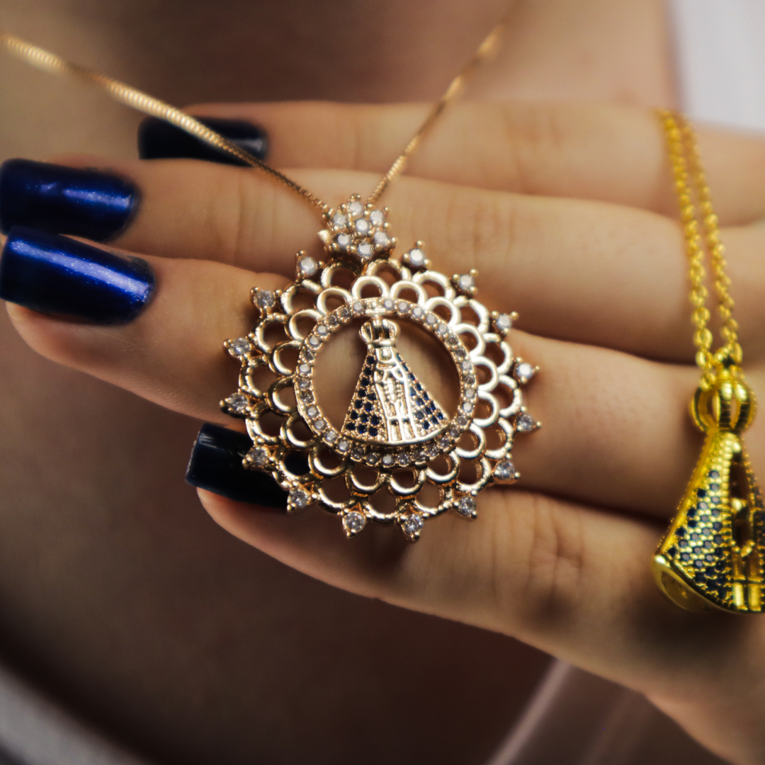 Collana Madonna di Aparecida Avvolta da Maglie Brillanti