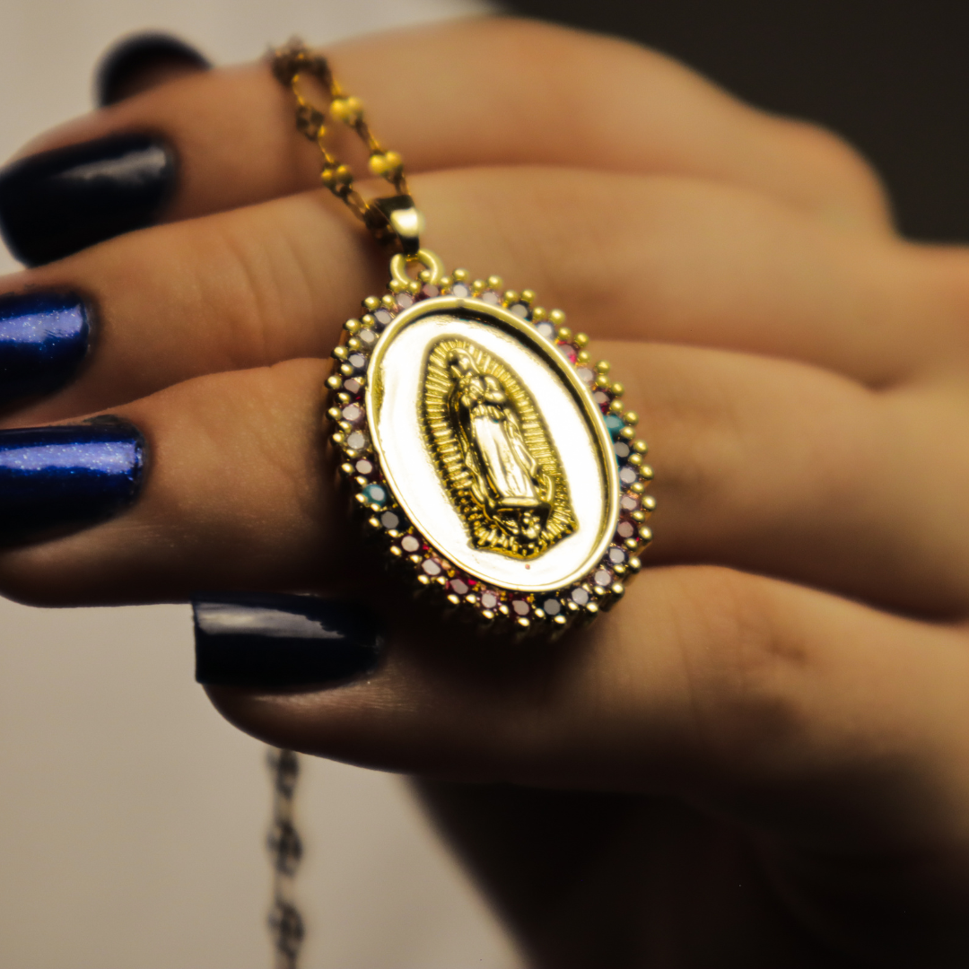 (Acquista 1, ricevi 2) Collana Madonna di Guadalupe avvolta da zirconi