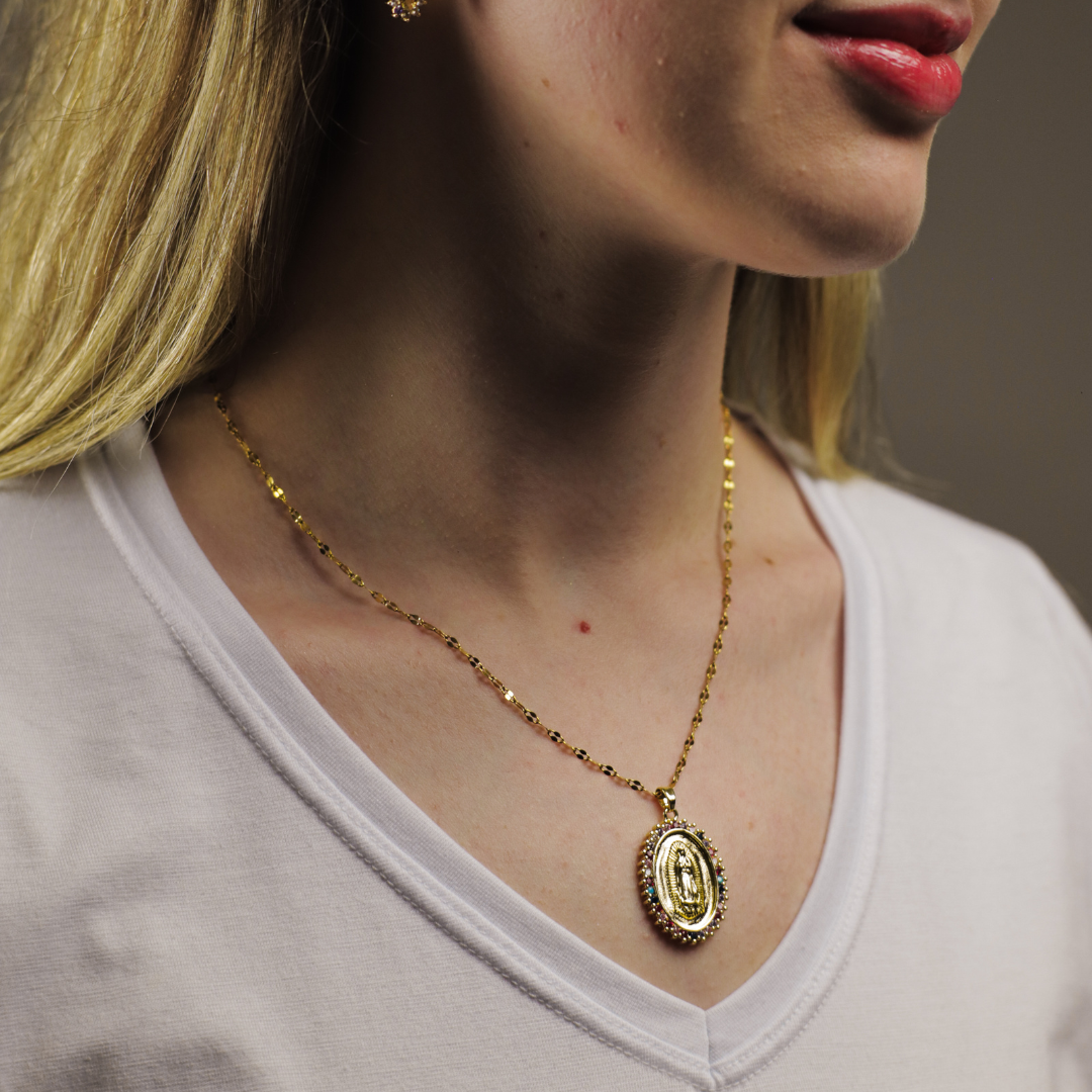 (Acquista 1, ricevi 2) Collana Madonna di Guadalupe avvolta da zirconi