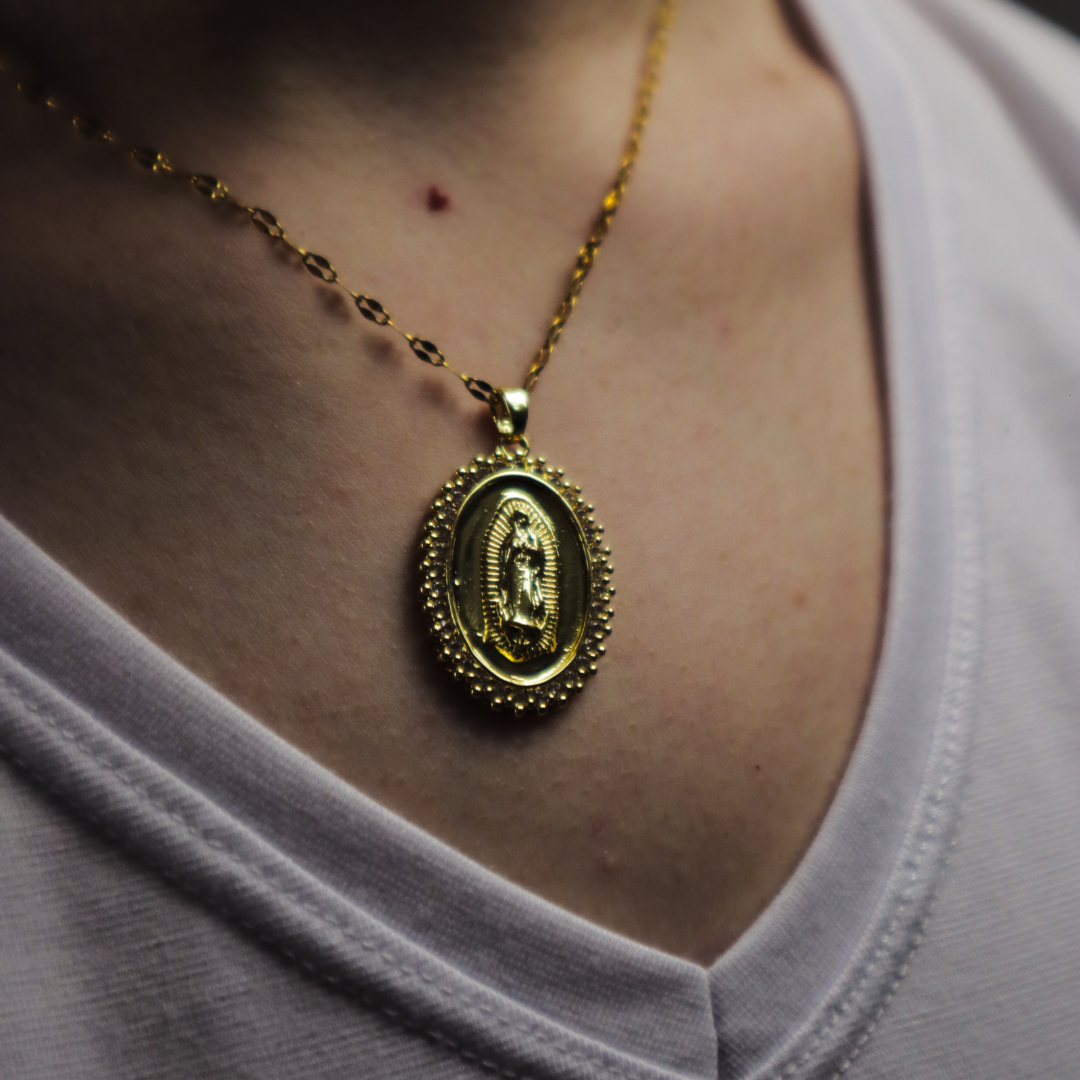 (Acquista 1, ricevi 2) Collana Madonna di Guadalupe avvolta da zirconi