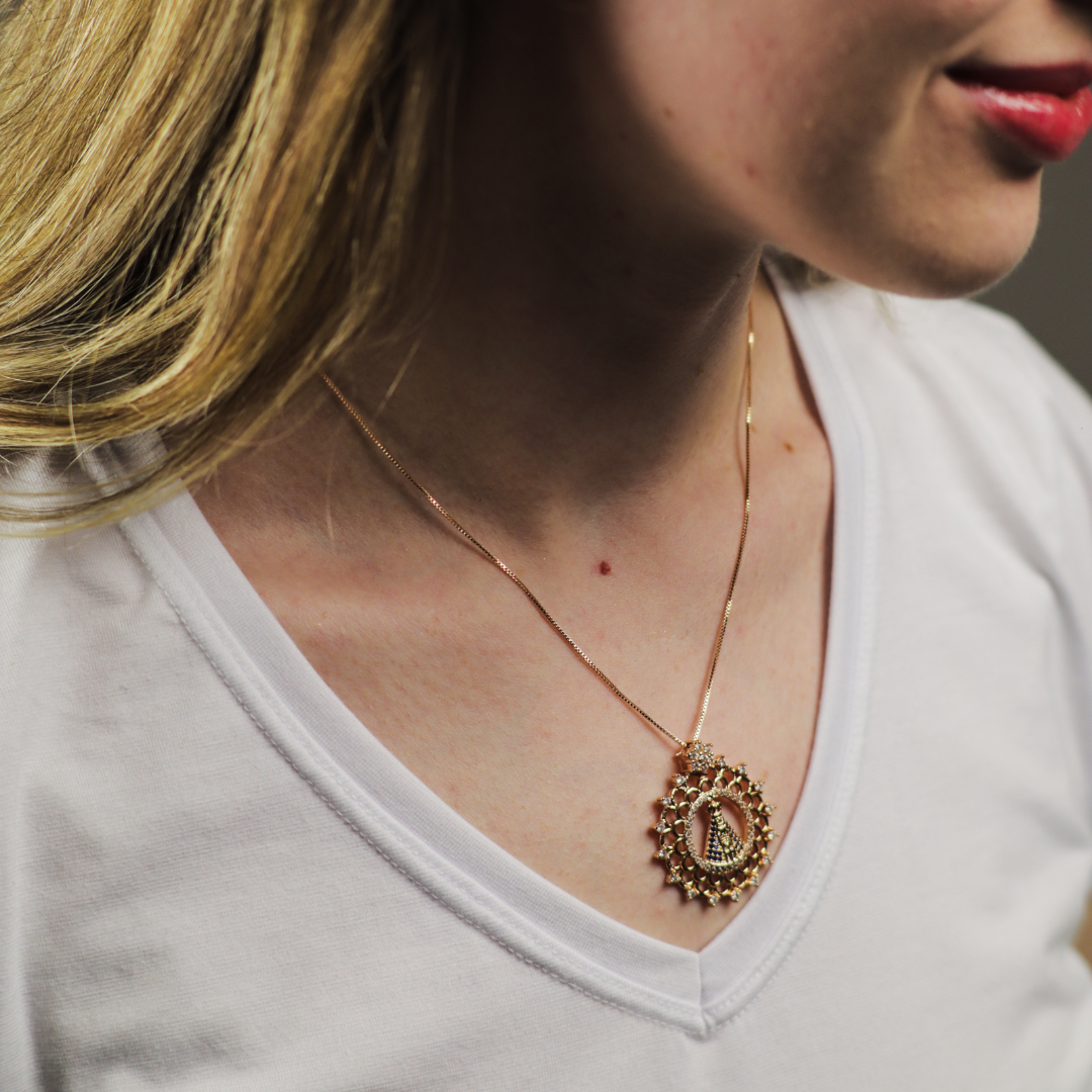 Collana Madonna di Aparecida Avvolta da Maglie Brillanti