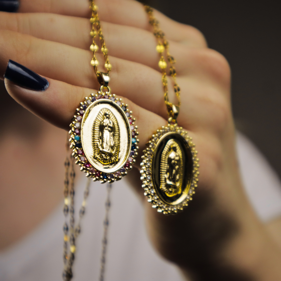 (Acquista 1, ricevi 2) Collana Madonna di Guadalupe avvolta da zirconi