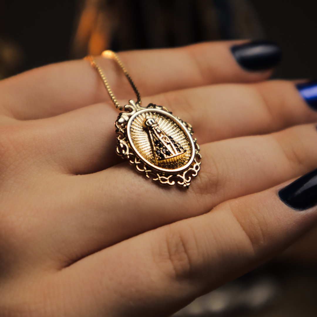 Collana della Madonna di Aparecida con Cornice in Oro